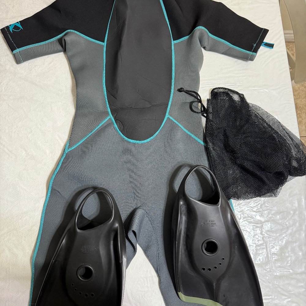 DBX Women Neoprene Shorty wetsuit zip back entry stretchy size 12, fins size M.